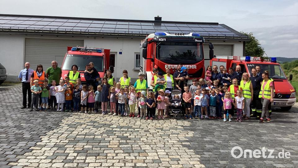 An der Brandschutzübung im Kinderhaus Steinwaldzwerge waren die Feuerwehren Pullenreuth, Trevesen, Lochau und Pilgramsreuth/Langentheilen beteiligt. Bild: Tania Schraml/exb