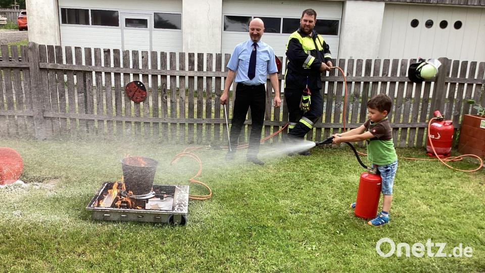Bei der Brandschutzübung im Kinderhaus Steinwaldzwerge durften die Kinder auch ein Feuer löschen. Bild: Tania Schraml/exb