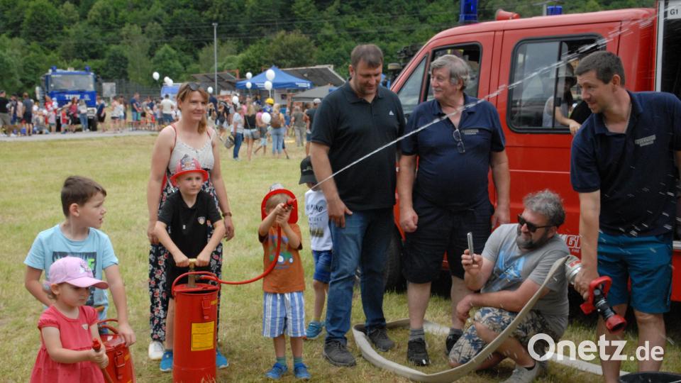 Früh übt sich, wer einmal ein Feuerwehrmann werden will. Bild: pop