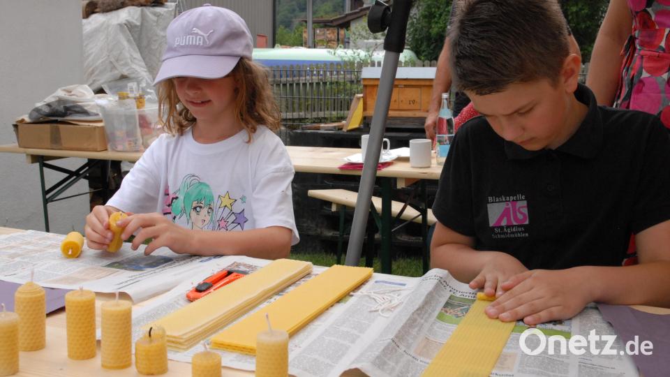 Bei den Imkern konnten die Kids eigene Honigkerzen drehen Bild: pop