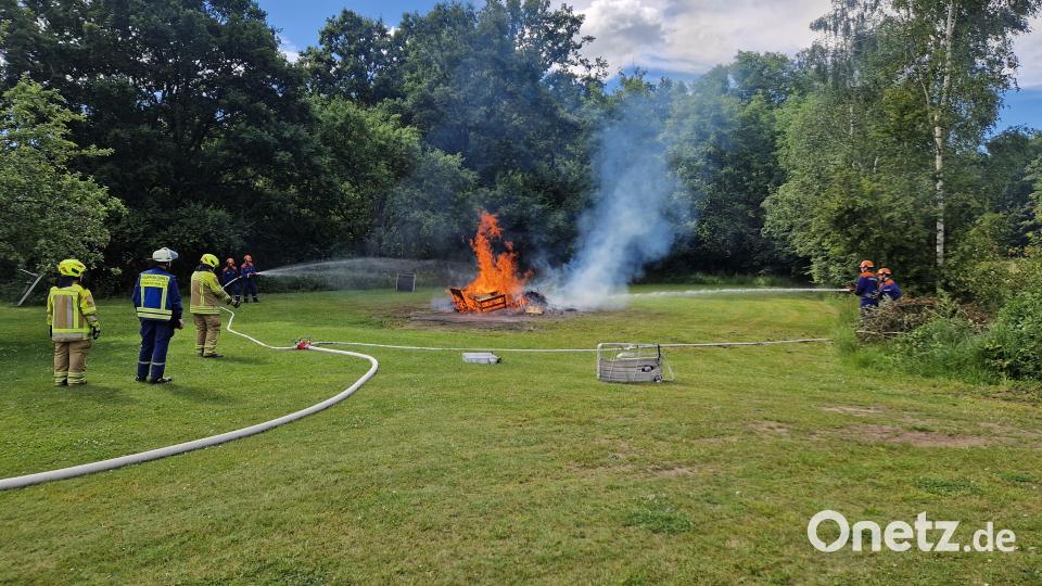Die Altenstädter Jugendfeuerwehr hat beim 24-Stunden-Berufsfeuerwehrtag einiges zu tun. Bild: Karsten Drevenstedt/exb