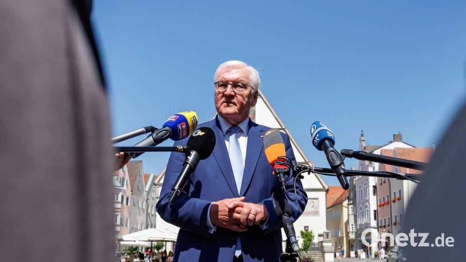 Bundespräsident Frank-Walter Steinmeier (M) gibt bei einem Besuch in Weiden ein Interview. Bild: Daniel Karmann/dpa
