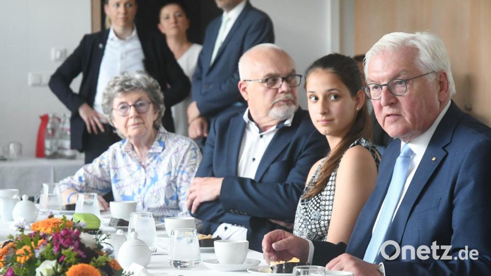 Im Stadtteilzentrum "Neue Mitte"in Weiden diskutiert Bundespräsident Frank-Walter Steinmeier an der "Kaffeetafel kontrovers" mit Bürgerinnen und Bürgern. Bild: Gabi Schönberger