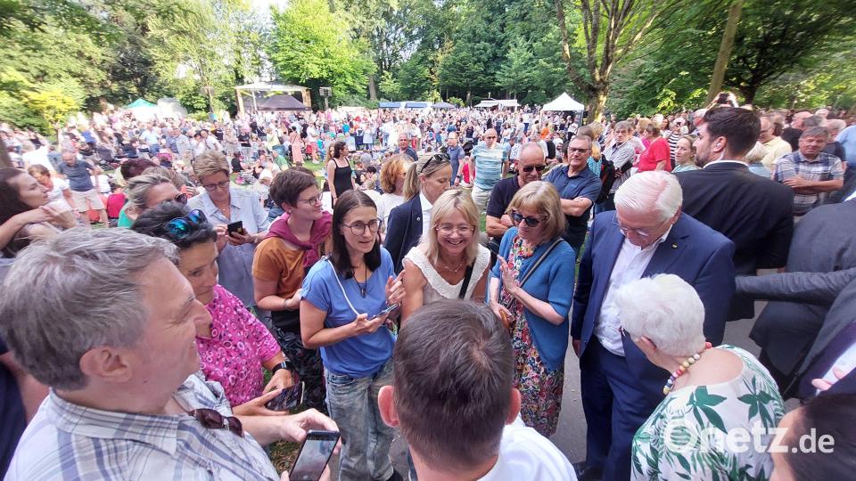 Frank-Walter Steinmeier ist umringt von Menschen. Die Mehrzahl der Serenadenbesucher bekommt aber von der Visite nichts mit. Bild: Kunz