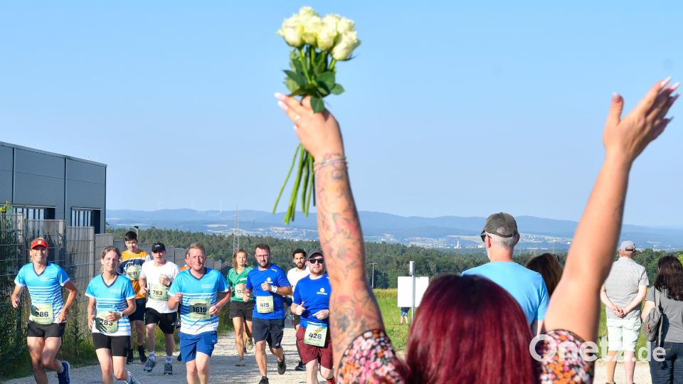 Diese Dame jubelt den Läufern gleich mit einem Blumenstrauß zu. Bild: Petra Hartl
