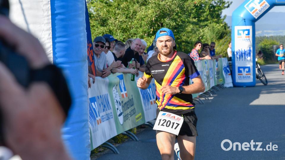 Sieger Markus Legat gibt beim Lauf alles. Bild: Petra Hartl