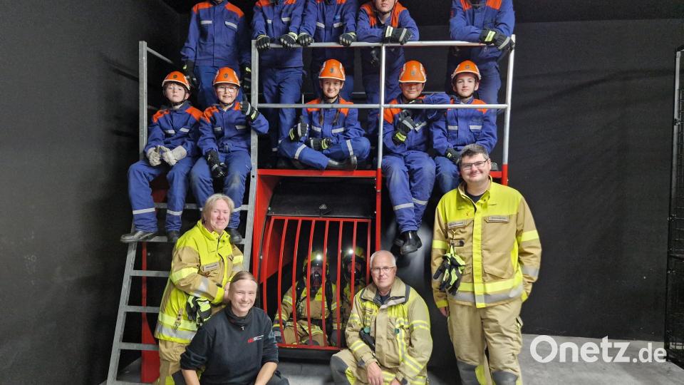 Die Feuerwehr Altenstadt/WN hat einen 24-Stunden-Berufsfeuerwehrtag für die Nachwuchstruppe veranstaltet. Bild: Karsten Drevenstedt/exb