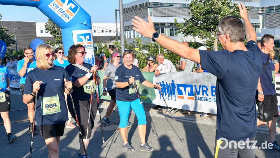 Geschafft: Dieser Herr freut sich mit seinen Kolleginnen über einen erfolgreichen Lauf. Bild: Petra Hartl