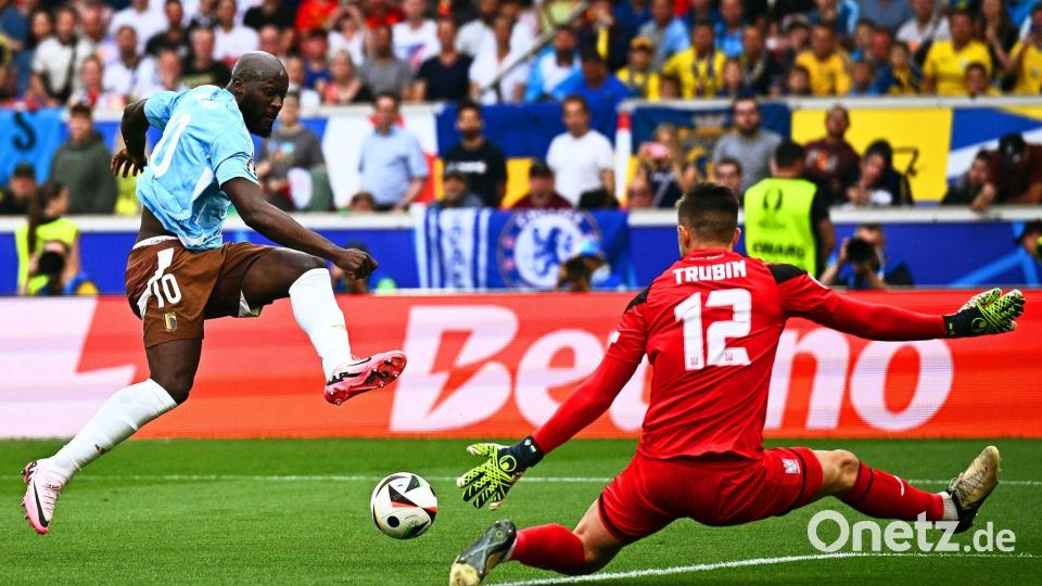 Belgiens Romelu Lukaku (l) vergab die beste Chance der ersten Halbzeit. Bild: Tom Weller/dpa