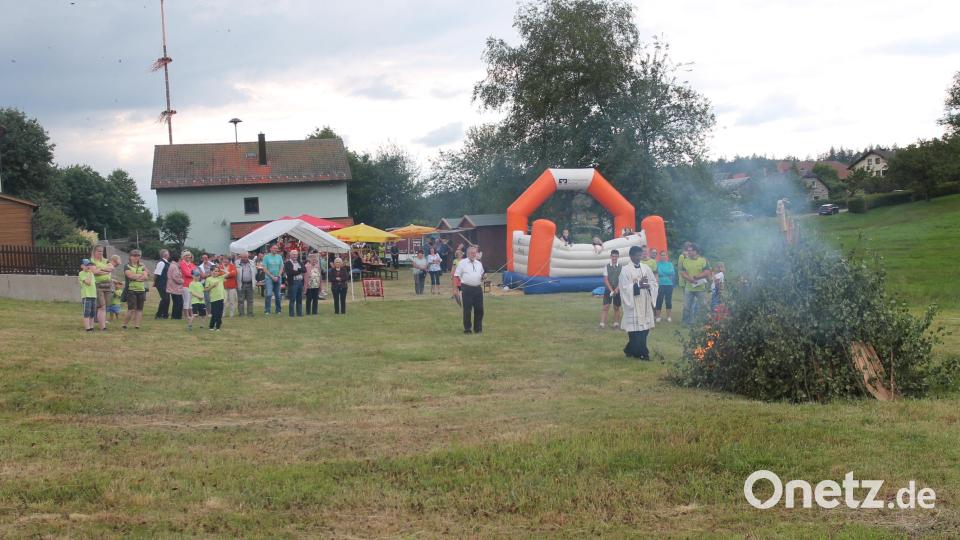 Pfarrvikar Amaidhi Arasu Kulandaisamy segnet das Johannisfeuer. Bild: pi