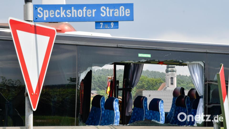 In Ursulapoppenricht kam es am Bahnübergang auf der Speckshofer Straße, AS 31, zu einem Zusammenstoß zwischen einer Rangierlok mit angehängtem Wagon und einem Omnibus. Bild: Petra Hartl