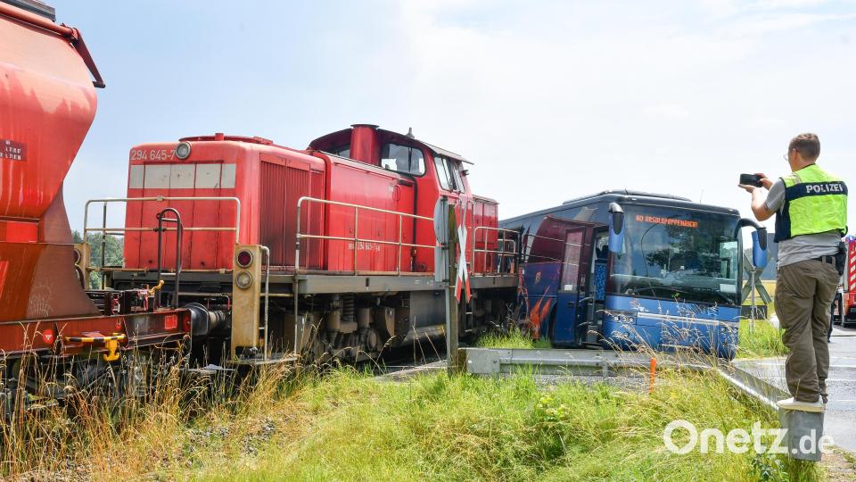 In Ursulapoppenricht kam es am Bahnübergang auf Höhe der Speckshofer Straße, AS 31, zu einem Zusammenstoß zwischen einer Rangierlok mit angehängtem Wagon und einem Omnibus. Bild: Petra Hartl