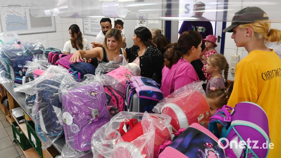 Da war mächtig was los bei der Amberger Tafel, als sich die Kinder ihre Schulranzen aussuchen durften. Bild: gf