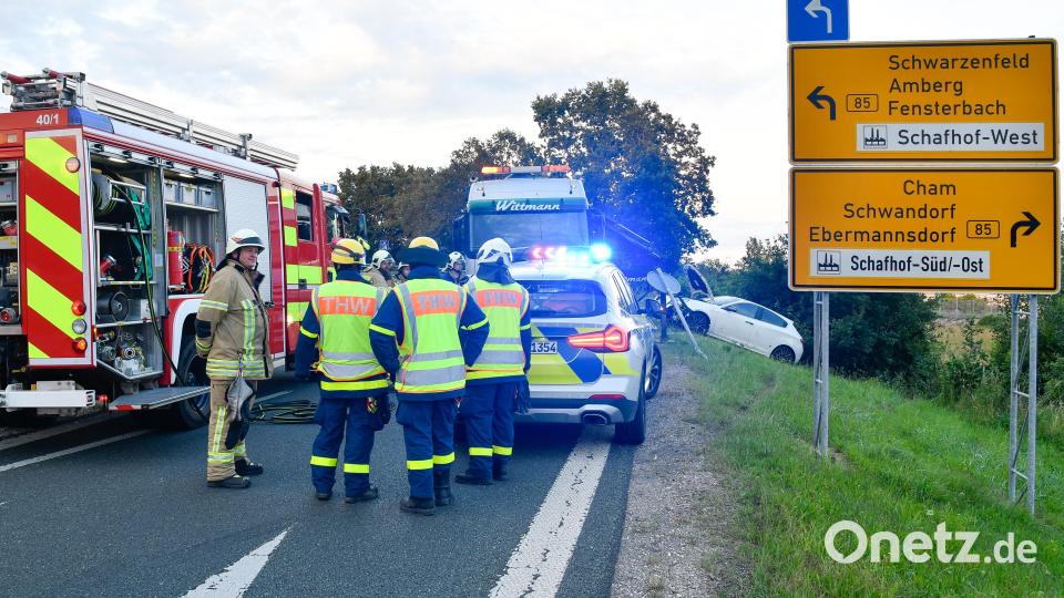 Mit ihrem Auto war eine 30-jährige Frau am Mittwochabend bei der Autobahnausfahrt Amberg-Ost in einen Graben gerutscht Bild: .Petra Hartl