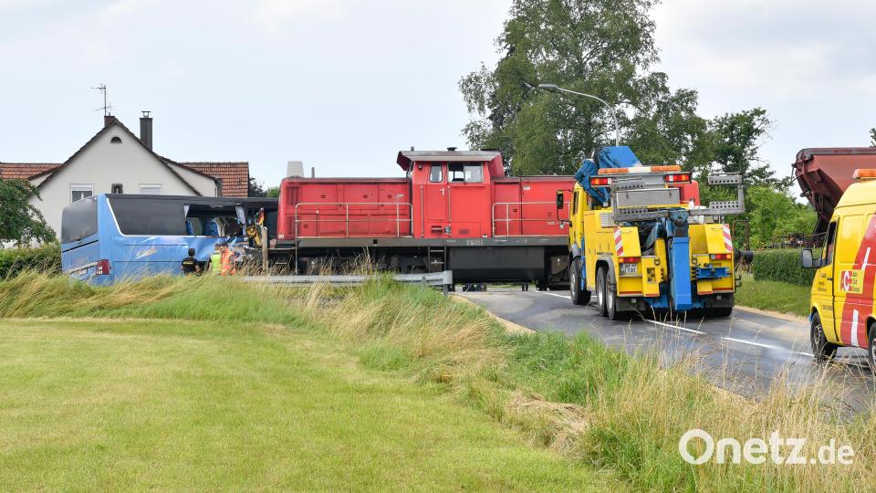 In Ursulapoppenricht kam es am Bahnübergang auf der Speckshofer Straße, AS 31, zu einem Zusammenstoß zwischen einer Rangierlok mit angehängtem Wagon und einem Omnibus. Bild: Petra Hartl