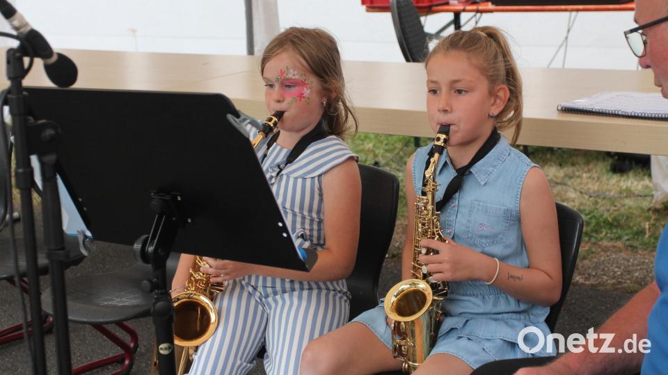Die jungen Saxophonistinnen zeigen ihr Können. Bild: pi