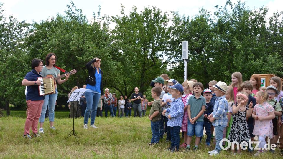 Ein Lied über „Die kleine Biene“ singen die Kinder des Kindergartens St. Martin bei der Eröffnungsfeier. Bild: Claudia Rückerl, landimpuls GmbH/exb
