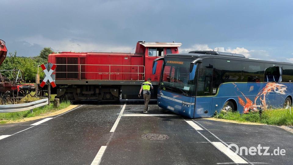 In Ursulapoppenricht kollidierte eine Rangierlok mit einem Bus. Bild: Petra Hartl