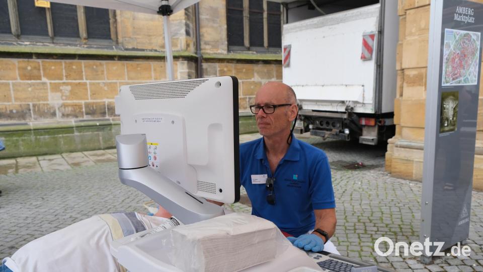 Dr. Frank Huber bei einem Schlaganfall-Risiko-Check am Amberger Marktplatz. Bild:  Klinikum/Dietl/exb