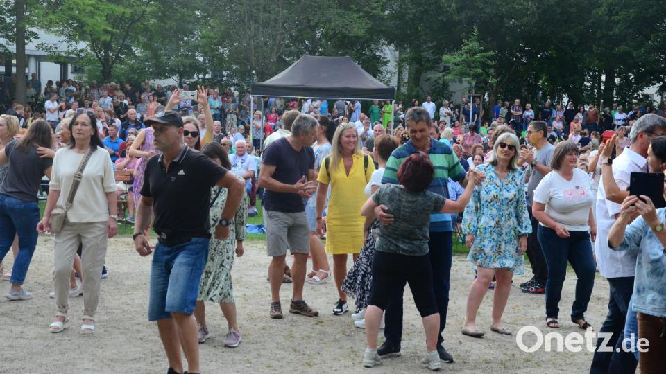 Die Fans rocken vor der Bühne ab. Bild: Kunz