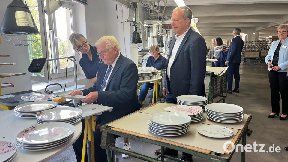 Bei einem Besuch in der Porzellanfabrik Seltmann bekommt Bundespräsident Frank-Walter Steinmeier einen Einblick in die Produktion. Bild: Gabi Schönberger