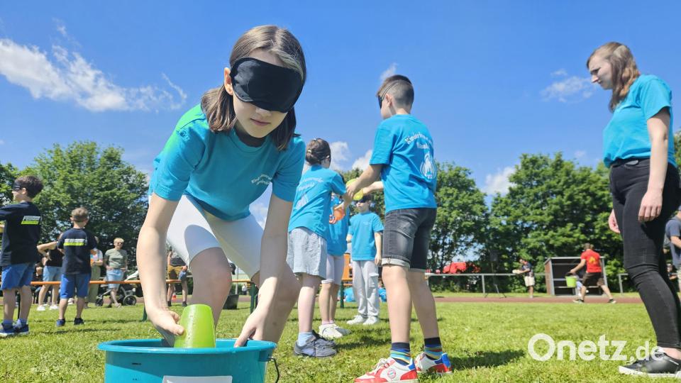 Hier mussten die Kinder das Wasser, das blind von einem Eimer zum anderen transportiert wurde, wieder in das Behältnis schütten. Bild: egl