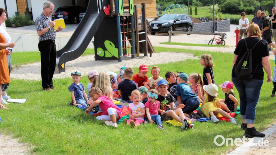 Pfarrer Werner Sulzer (links) zelebriert den Spielplatzgottesdienst in Schmidmühlen. Bild: bjo