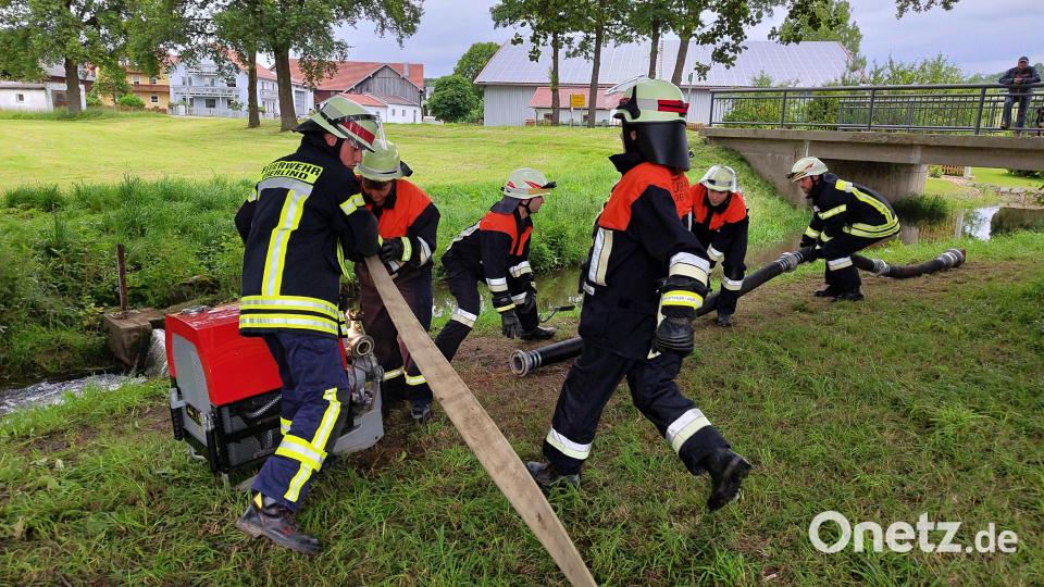 Die Freiwillige Feuerwehr Oberlind zeigt bei der Leistungsprüfung ihre Schlagkraft. Dazu gehört auch das Koppeln der Schläuche. Bild: Markus Kindl/exb