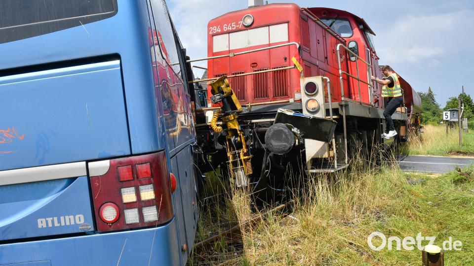 In Ursulapoppenricht kam es am Bahnübergang auf Höhe der Speckshofer Straße, AS 31, zu einem Zusammenstoß zwischen einer Rangierlok mit angehängtem Wagon und einem Omnibus. Bild: Petra Hartl