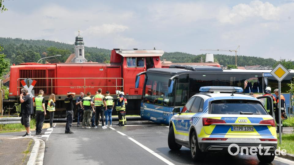 In Ursulapoppenricht kam es am Bahnübergang auf Höhe der Speckshofer Straße, AS 31, zu einem Zusammenstoß zwischen einer Rangierlok mit angehängtem Wagon und einem Omnibus. Bild: Petra Hartl