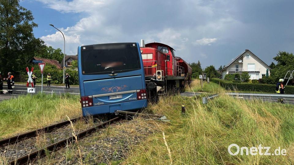 In Ursulapoppenricht kollidierte eine Rangierlok mit einem Bus. Bild: Petra Hartl