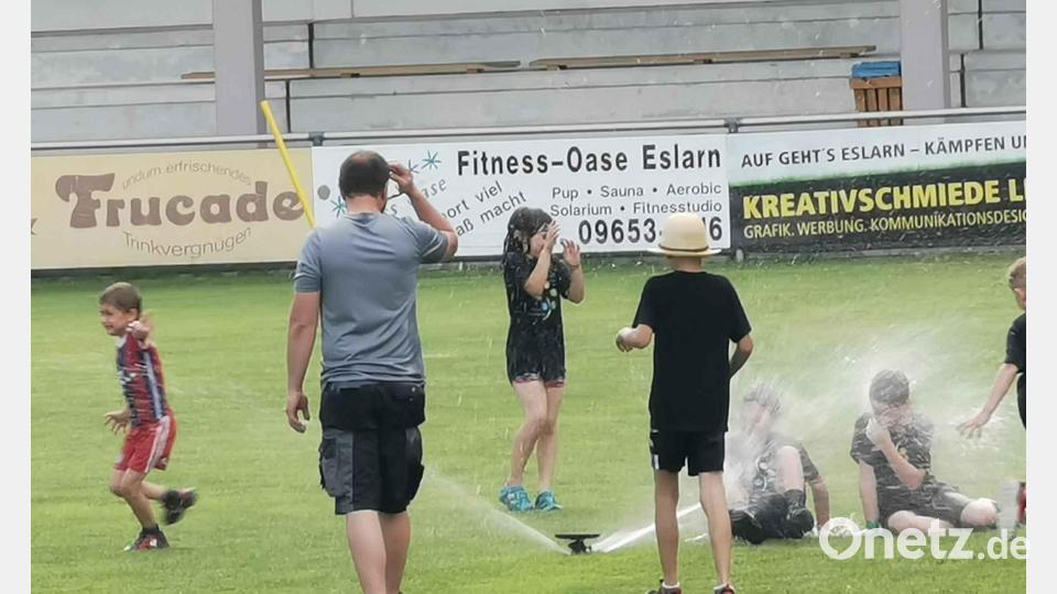 Aufgrund des schwülen Sommerwetters kam das Nass aus der Bewässerungsanlage gerate zur rechten Zeit. Bild: gz