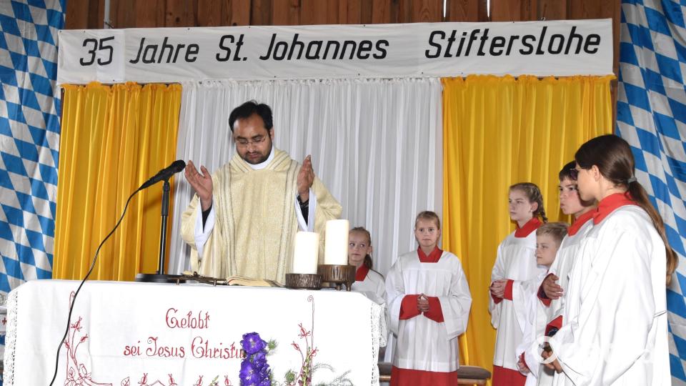 In der Halle der Familie Übler zelebrierte Pfarrvikar Yeruva den Festgottesdienst zum Patrozinium der Kapelle St. Johannes in Stifterslohe. Bild: no