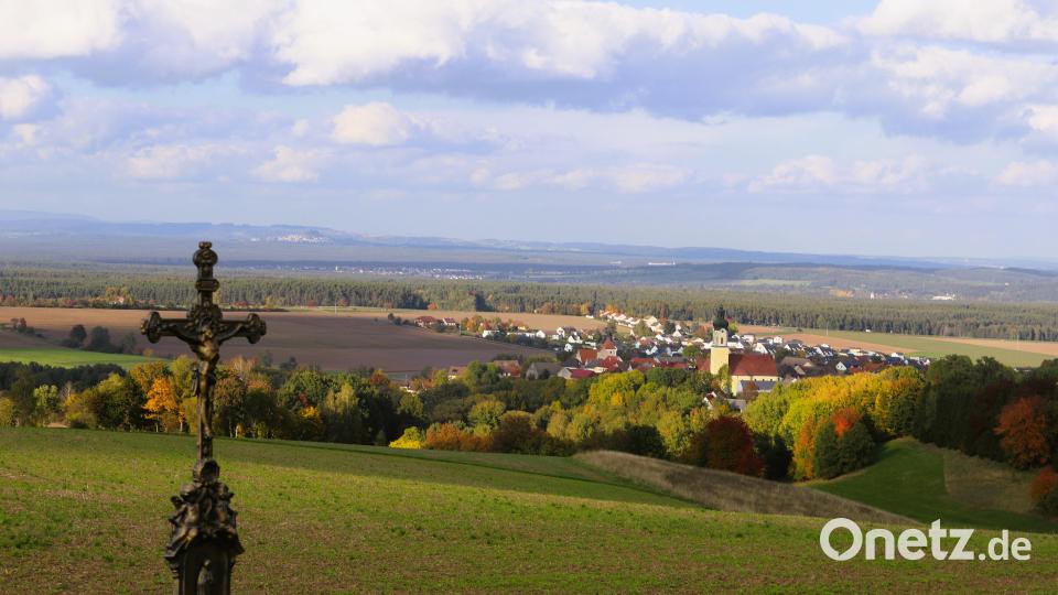 Die Pfarrkirche Herz-Jesu prägt nach außen das Bild der Markgemeinde Kohlberg. Die Plätze im Gotteshaus werden bei der Primiz am 7. Juli und bei der Andacht am 30. Juni, sie findet einen Tag nach der Weihe statt, sicherlich gefüllt sein. Bild: war