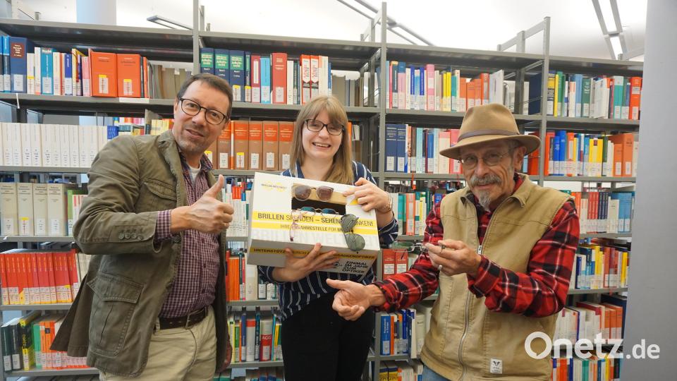 Hochschulseelsorger Dr. Markus Lommer und Lena Fischer von der Hochschulbibliothek in Weiden freuen sich gemeinsam mit Johannes Klein von der Aktion „Brillen weltweit“ auf weitere Brillen-Spenden im laufenden Jahr. Bild: Hirmer/OTH Amberg-Weiden