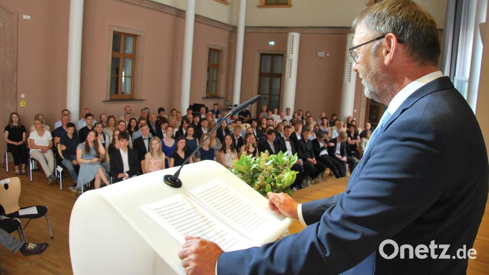 MRG-Schulleiter Georg Meyer bei seiner Abiturrede. Bild: gsp