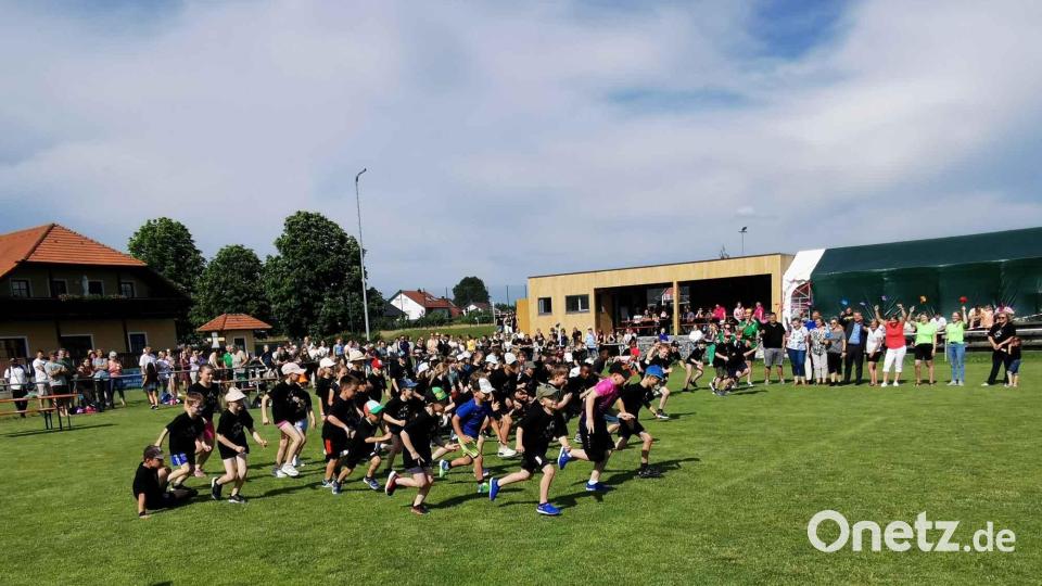Vom Start des Sponsorenlaufs an wurden die Grundschüler von den Spendern und allen Anwesenden angefeuert. Bild: gz