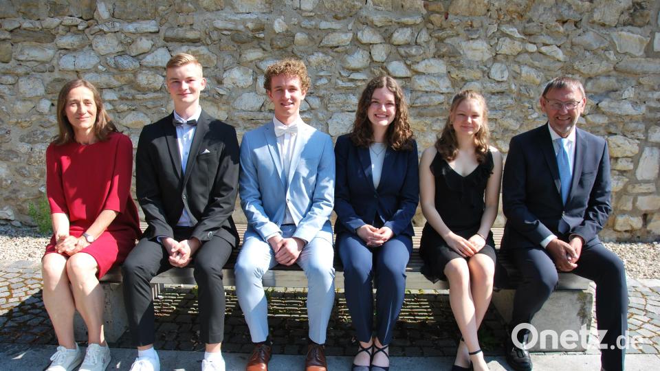 Die Jahrgangsbesten am MRG mit Oberstufenkoordinatorin Angela Ziegler (links) und Schulleiter Georg Meyer (rechts): Von links: Christopher Lippert (1,1), Nikolas Spörer (1,4), Elisa Wannemacher (1,5), Emily Edel (1,4). Bild: gsp