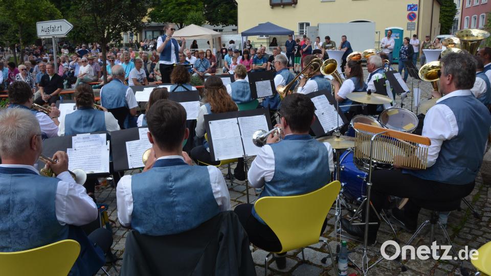 Immer sehens- und erlebenswert ist die Blaskapelle Konnersreuth. Leitung Laura Dietl, sie hatte bei der Serenade ein Heimspiel. Bild: jr