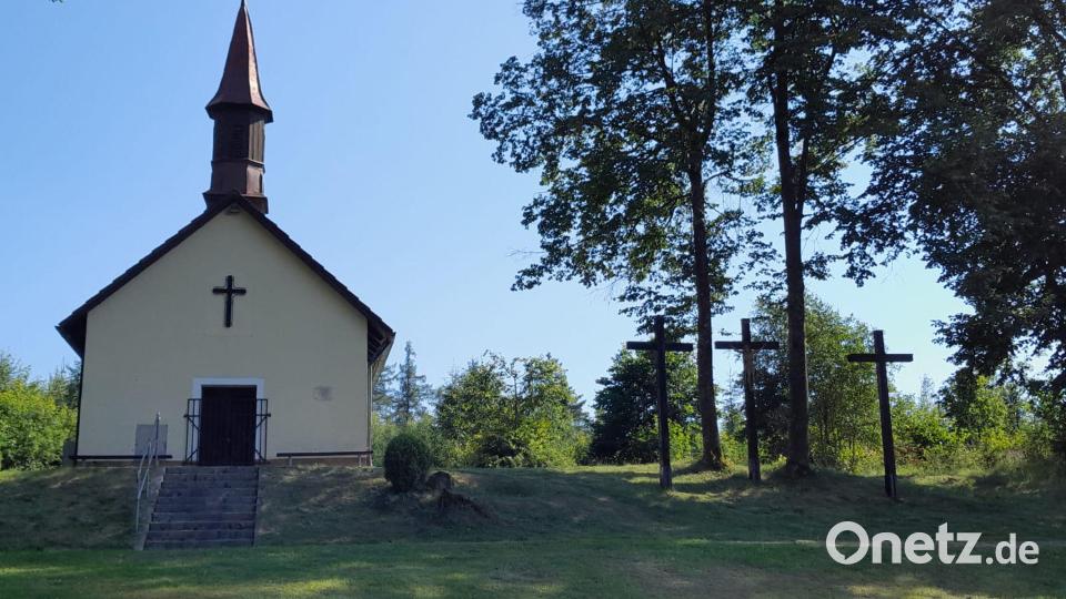 Der Eichenhain befindet sich gleich neben der Sebastianikapelle mit der Kreuzigungsgruppe. Bild: gri