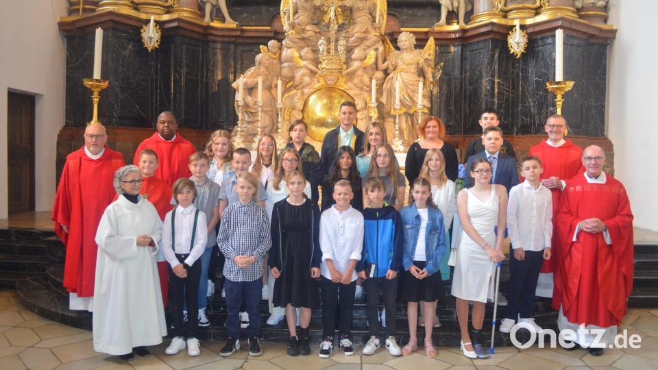Die Schüler der Mittelschule und des Förderzentrums empfingen gemeinsam das Sakrament von Firmspender Dr. Frühmorgen. Bild: Christina Illmann/exb