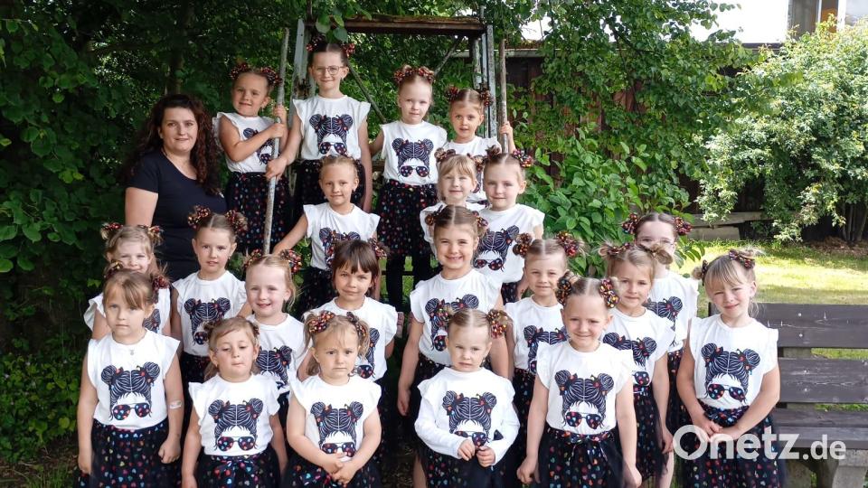 Die drei- bis sechsjährigen Kinder der Minigarde werden von Cornelia Reisinger und Corina Brunner trainiert. Bild: Sandra Panitzek/exb