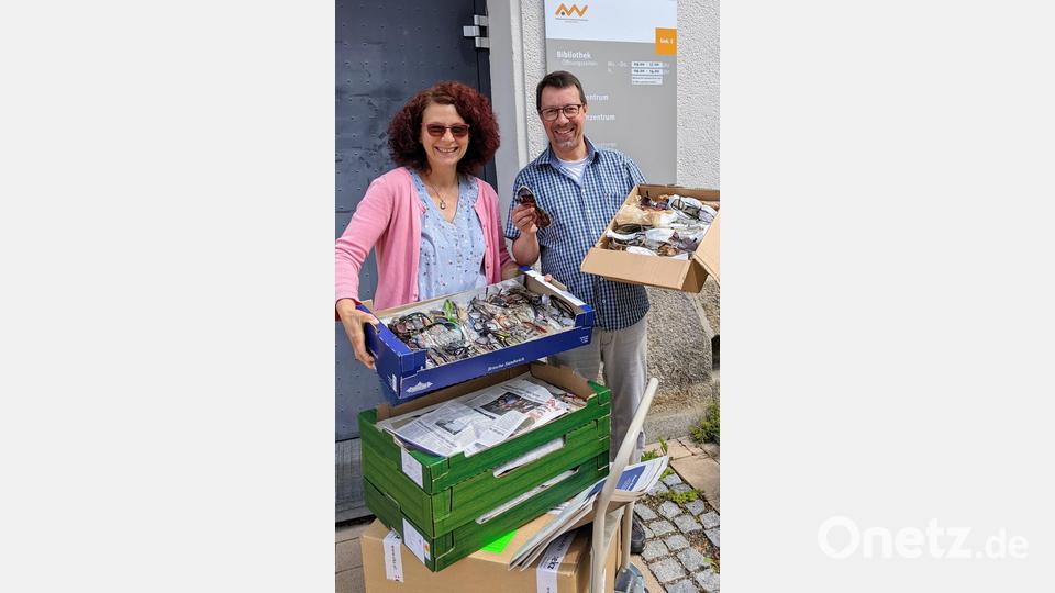 Dr. Markus Lommer von der Hochschulseelsorge und Irmgard Puschnigg von der Hochschulbibliothek verladen die gesammelten Brillen-Spenden für die Aktion „Brillen weltweit“ Bild: Hirmer/OTH Amberg-Weiden