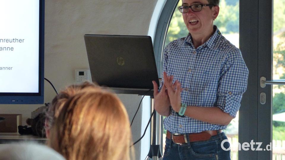 Martina Zanner referierte in Erbendorf zum Thema „Das Erbe der Zisterzienser im Stiftland – ausgezeichnet mit dem Europäischen Kulturerbe-Siegel“. Bild: Roswitha Heining