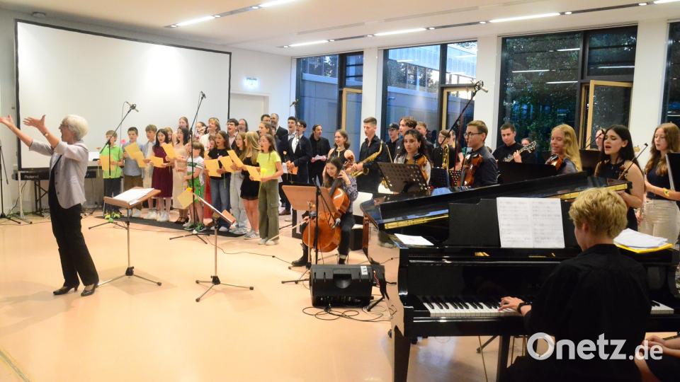 Schulleiterin Sigrid Bloch dirigiert zum Abschied ihrer Schulkarriere alle Ensembles und das Publikum. Bild: Kunz