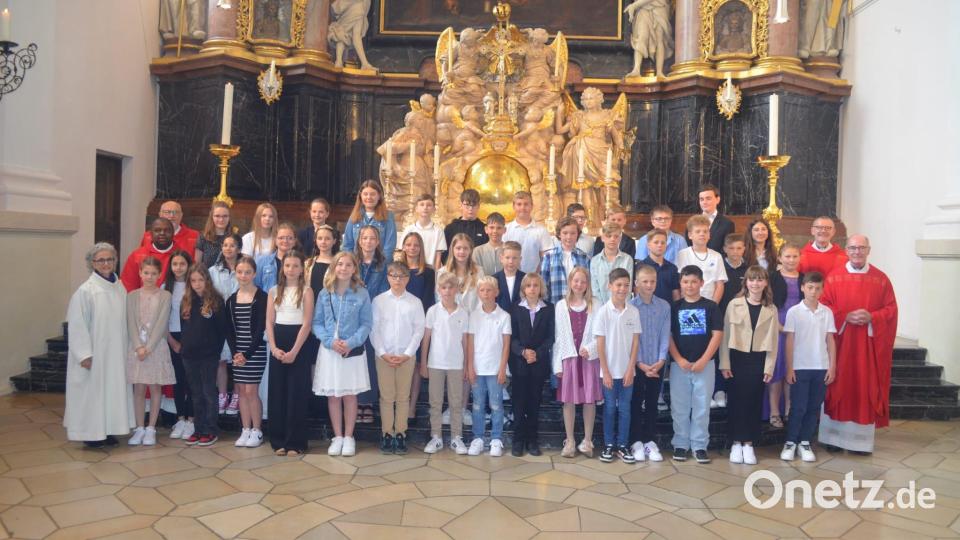 Die Schüler aus den Gymnasien und Realschulen wurden bei einem Termin gemeinsam gefirmt. Das Bild zeigt die Firmlinge mit Gertrud Hankl, Pfarrvikar Gerald und Pfarrer Witt (von links vorne nach links hinten) sowie Firmspender Dr. Frühmorgen (rechts) und Pfarrer Dr. Vogl (Zweiter von rechts, hinten). Bild: Christina Illmann/exb