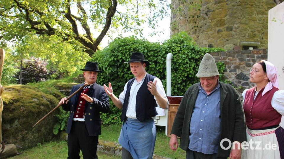 Die Laienspielschar Windischeschenbach feierte am Samstag, 22. Juni, mit dem Stück &quot;s&#039; Elädrische&quot; Premiere auf der Freilichtbühne Neuhaus. Wegen Krankheit einer der Hauptdarstellerin müssen die weiteren Aufführungen verschoben werden. Bild: Renate Prucker/exb