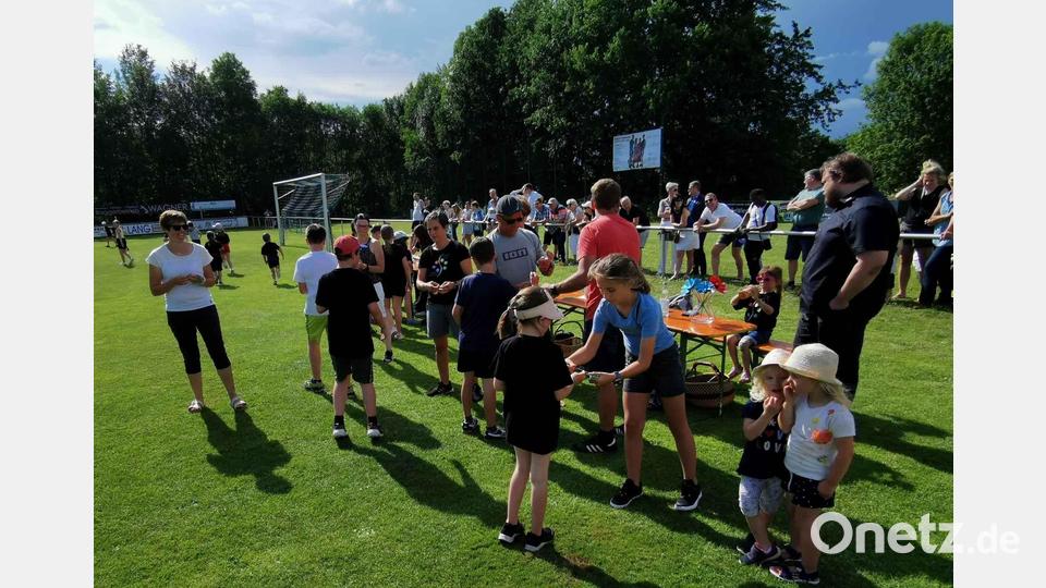Nach jeder Runde erhielten die Kinder ein Armbändchen. Bild: gz