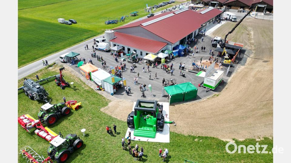 Tausende Besucher informierten sich beim Tag der offenen Tür bei Thoma-Bäuml Agrar. Bild: Simon Kappauf/exb
