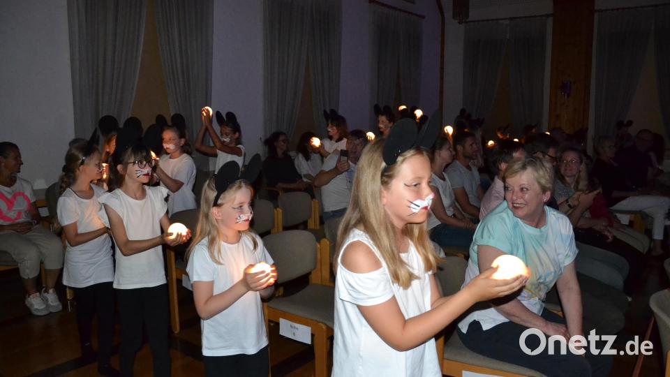 Mit den Schätzen der Erde ist verantwortungsvoll umzugehen, wie die Schüler in ihrem Singspiel erklären. Bild: gi